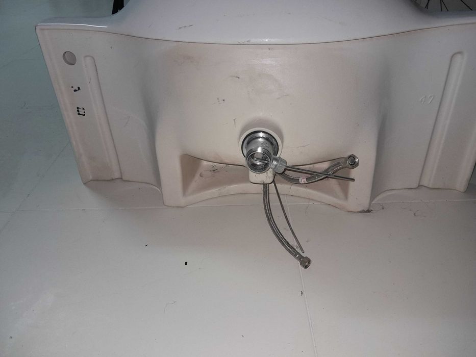 Lavatório wc usado com torneira