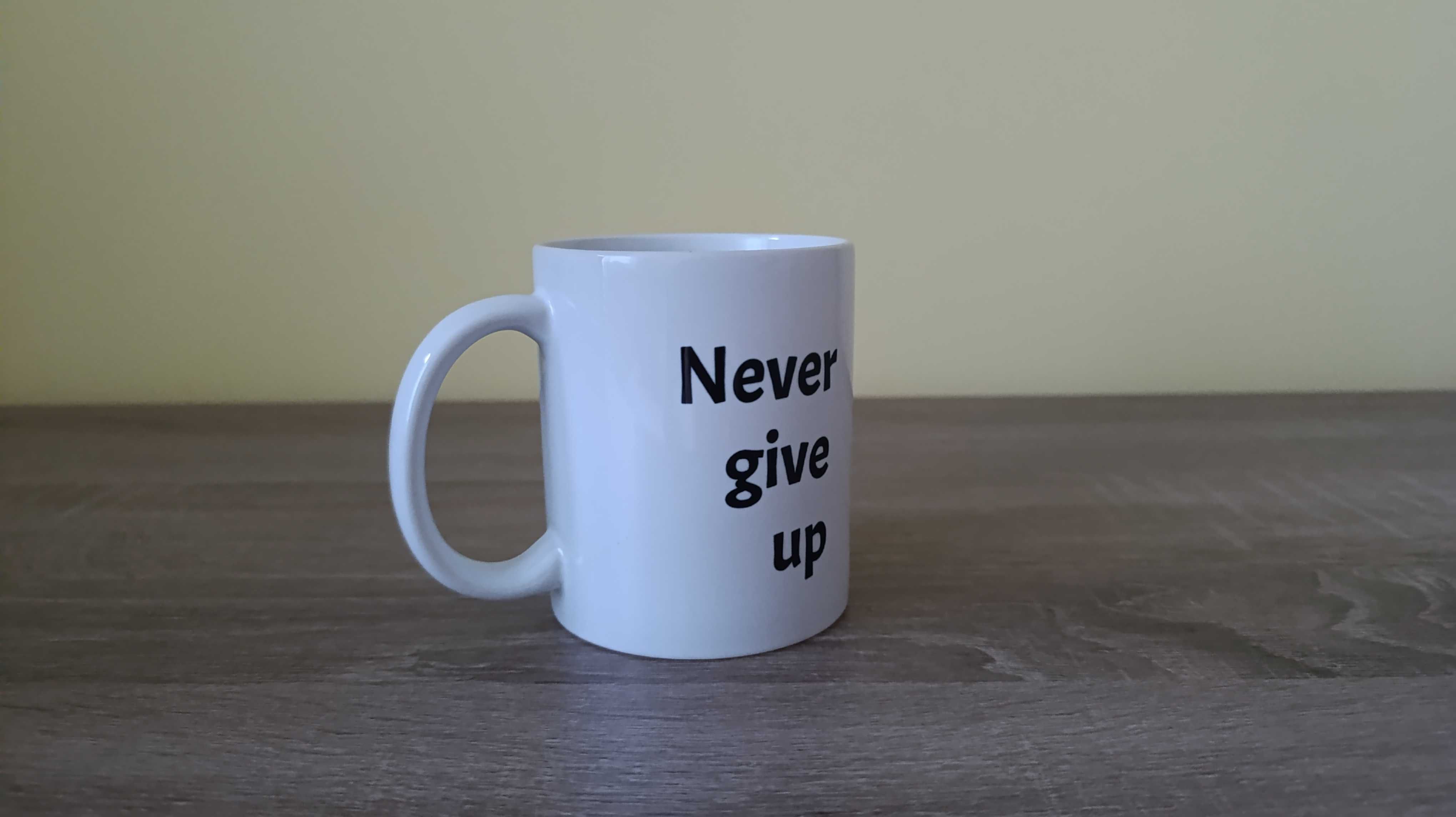 Nowy biały kubek 330 ml z napisem "Never give up"