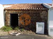 Casa Térrea com 80 m2 para reconstruir com 3 Divisões em Corte Nova...