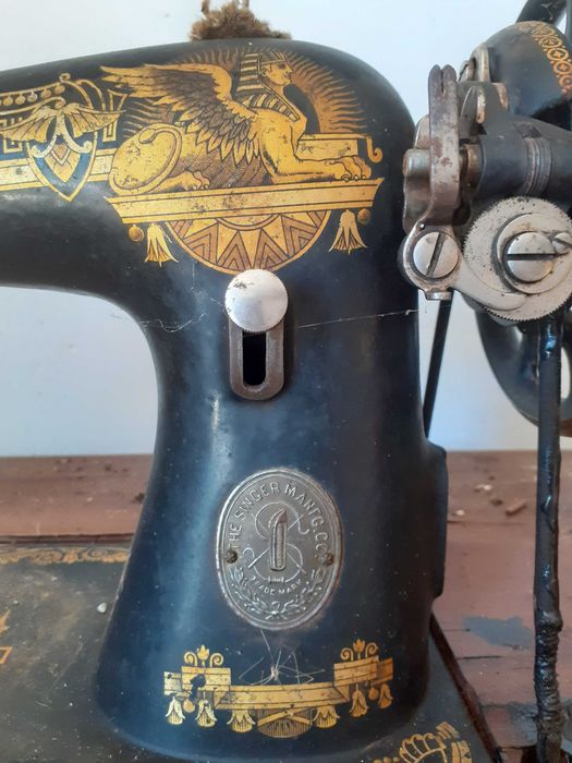 Máquina de costura Singer de pedal vintage com móvel original e tampa