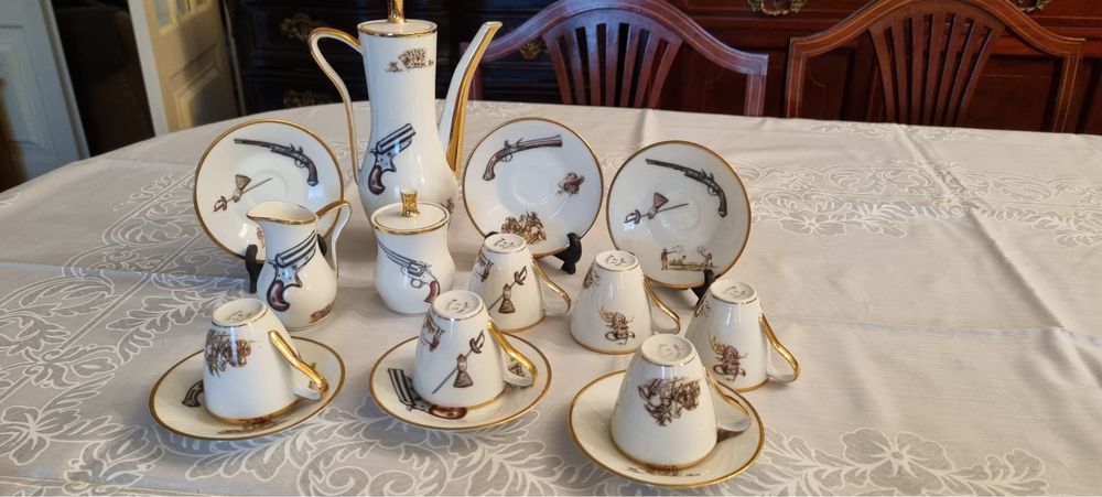 Conjunto de café em porcelana Coimbra com remate em dourado.