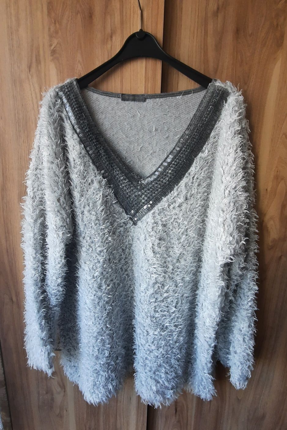 Włochaty elegancki sweterek 46r