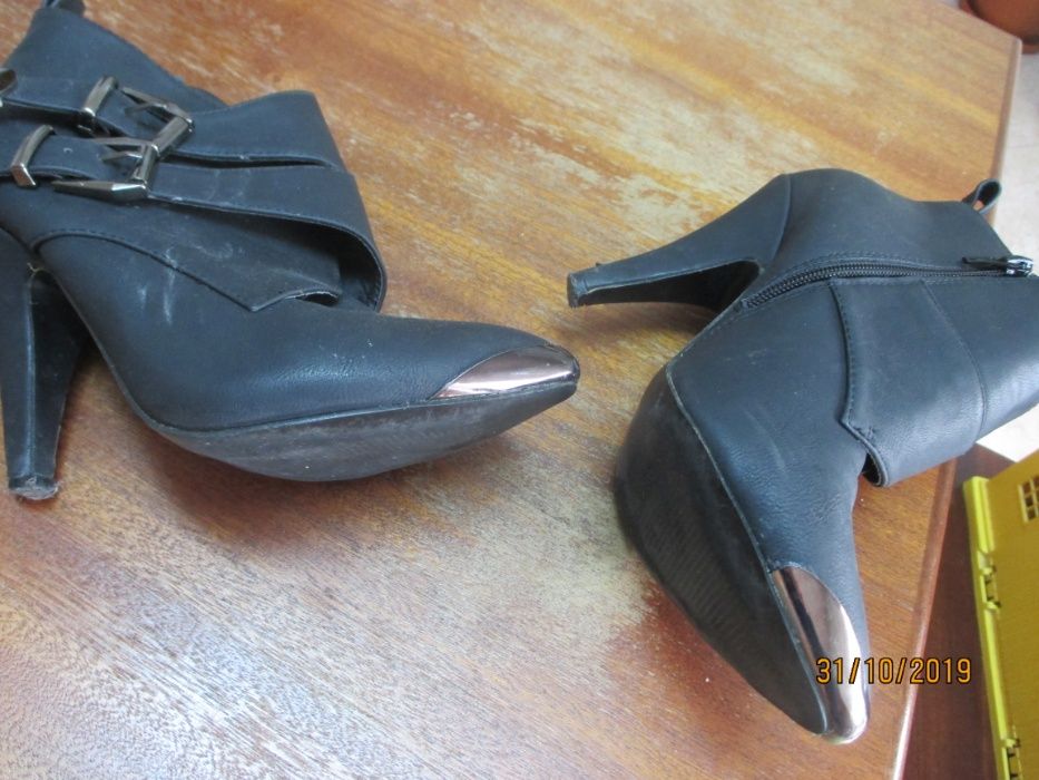2 pares de sapatos de senhora