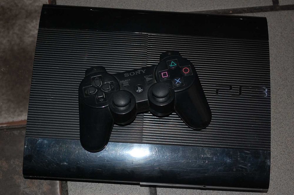 Konsola Ps3 Super Slim 500GB + Pad + Okablowanie