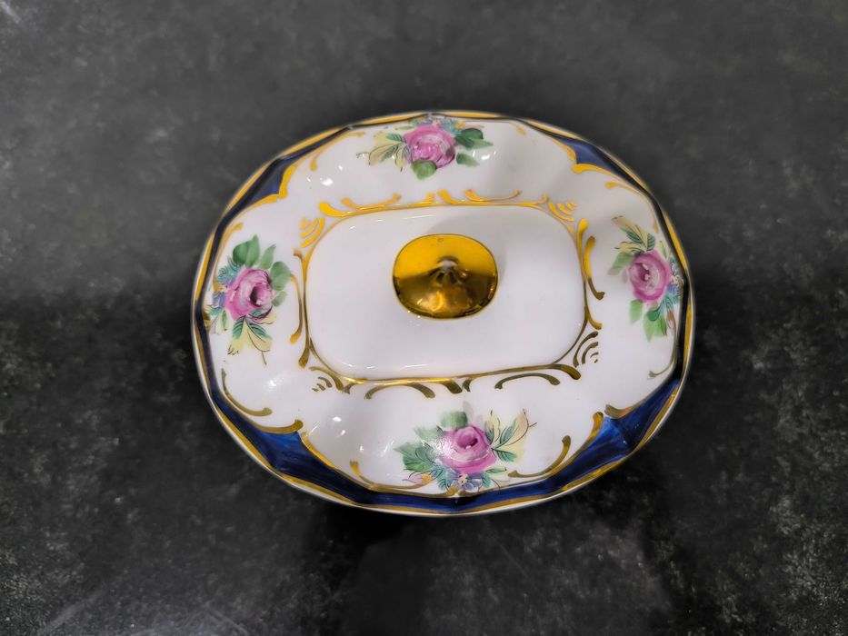 Bomboniere em porcelana portuguesa, pintada à mão. Nova.