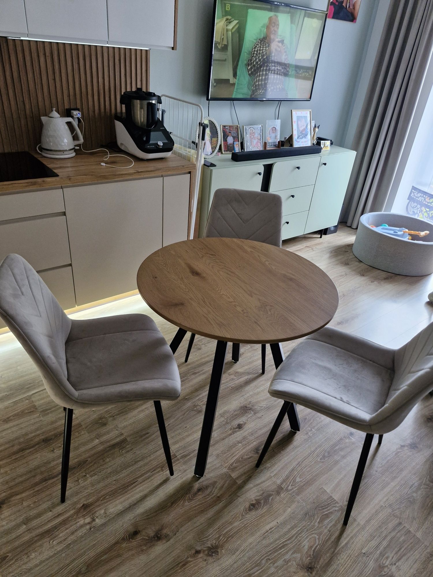 Stół okragly loft plus 3 krzesla