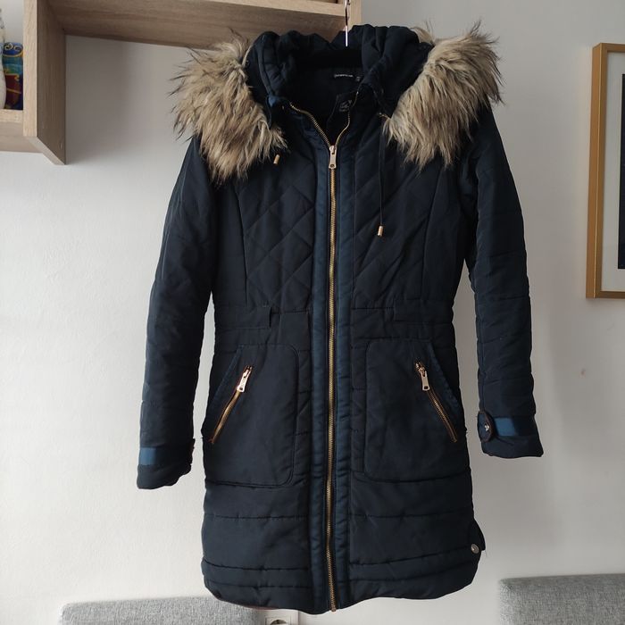 Granatowy płaszcz puchowy pikowany parka Stradivarius