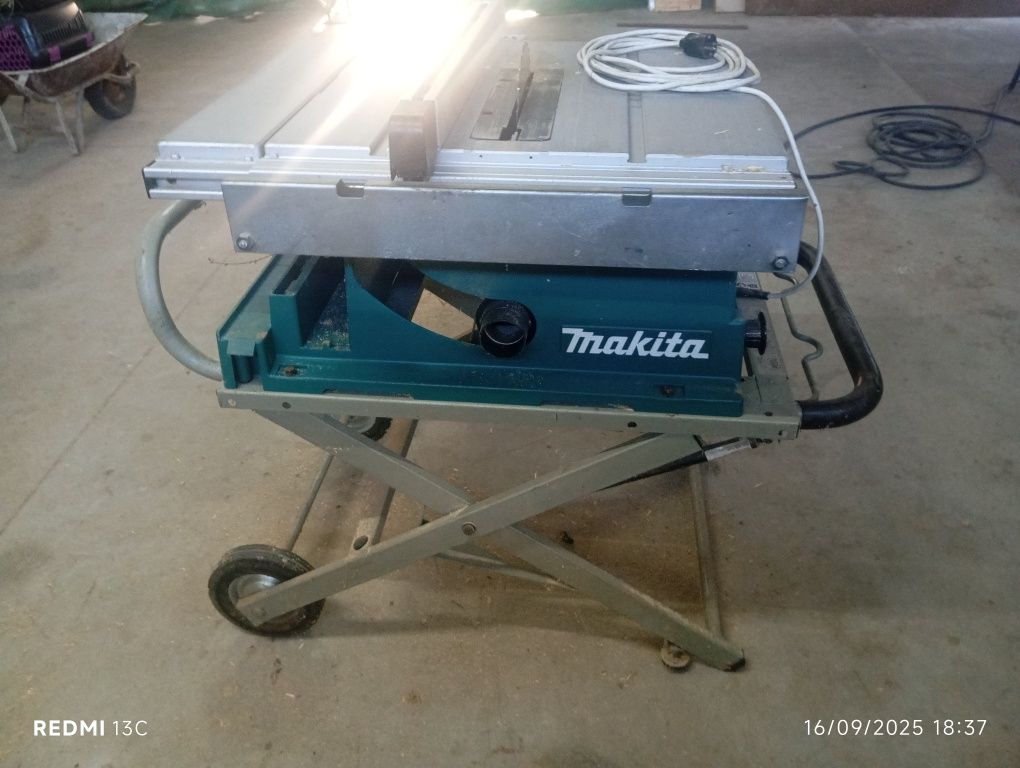 Serra makita com cavalete