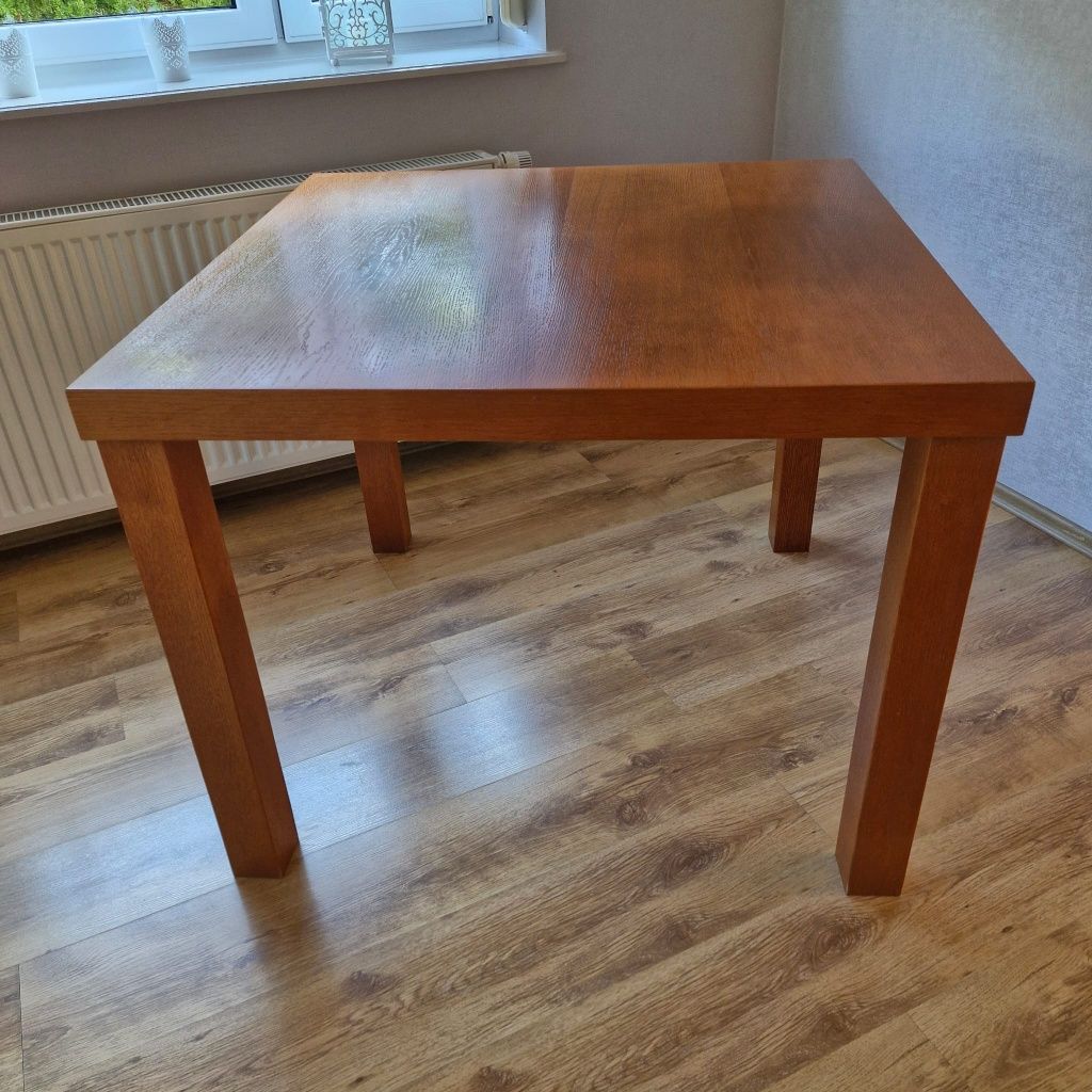 Stół z płyty fornirowanej dębem