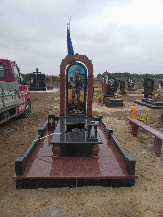 Пам'ятник з граніту для полеглих військових