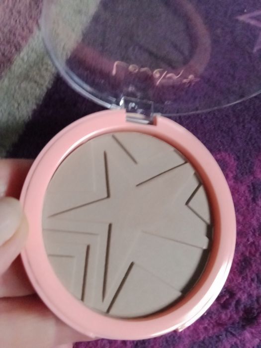 Bronzer do konturowania twarzy
