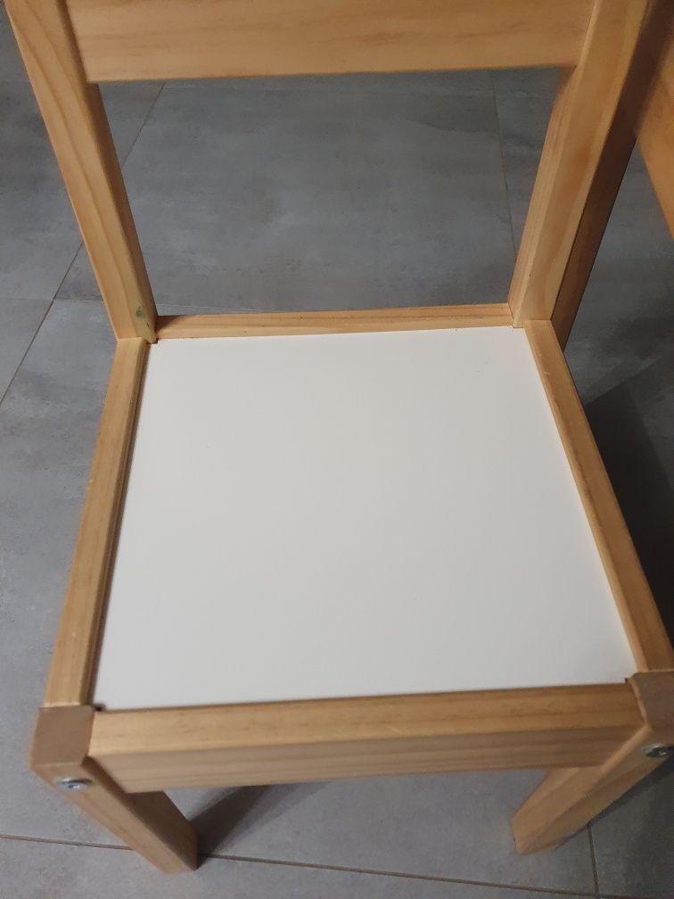 Stół z krzesłami dla dzieci