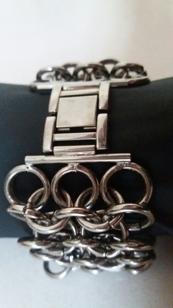 Relógio para Mulher com bracelete metálica marca GG