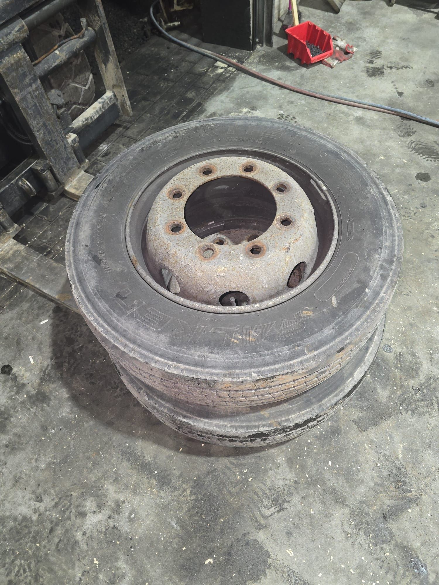 Koła przód falken 245/70/19,5