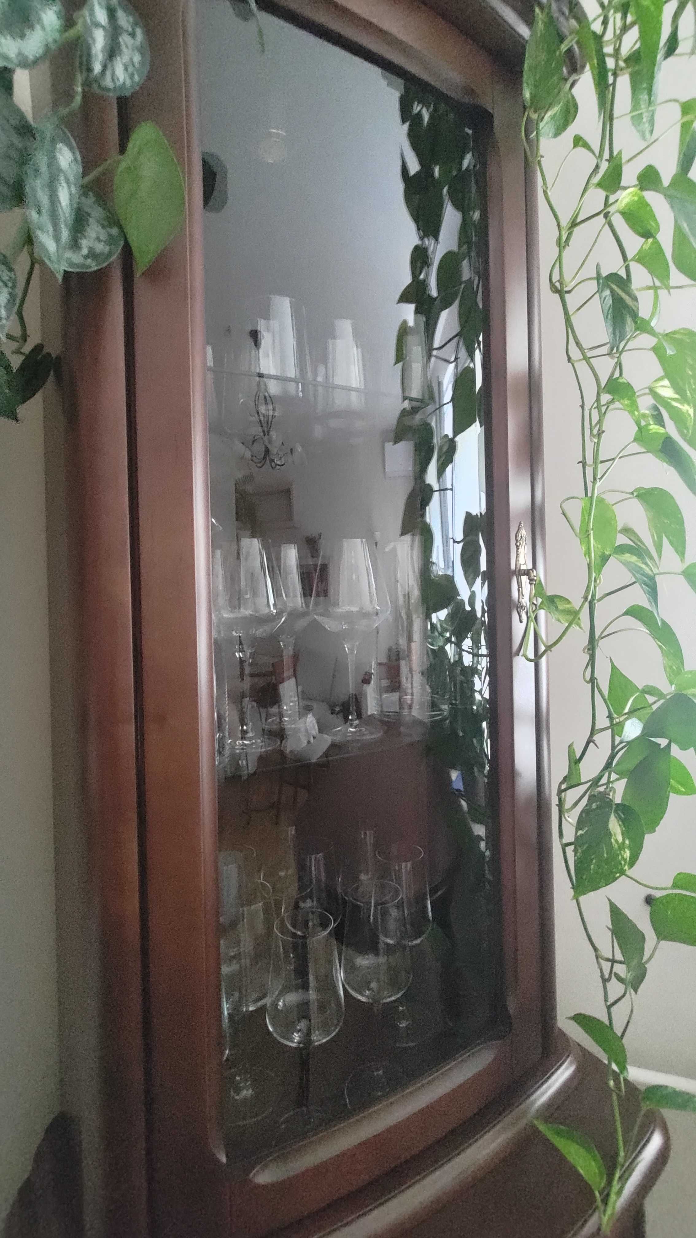 Elegancki kredens (wystawka), podświetlony