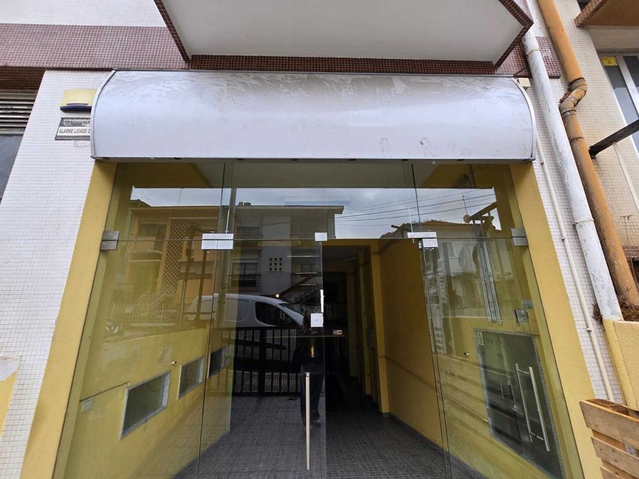 Loja armazém no centro do Porto