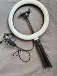Lampa z uchwytem na telefon
