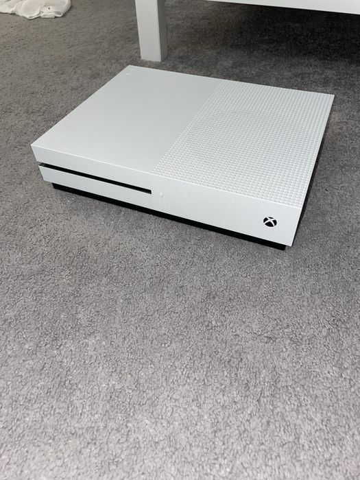Xbox One S 1TB + 2 pady i gry