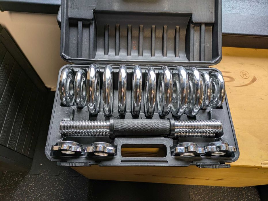 Hantle chromowane w walizce