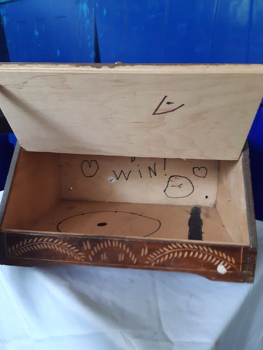 Chlebak z drewna ręcznie rzeźbiony