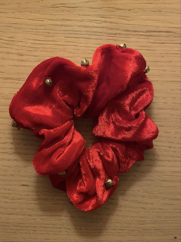 gumka scrunchie świąteczna z dzwoneczkami