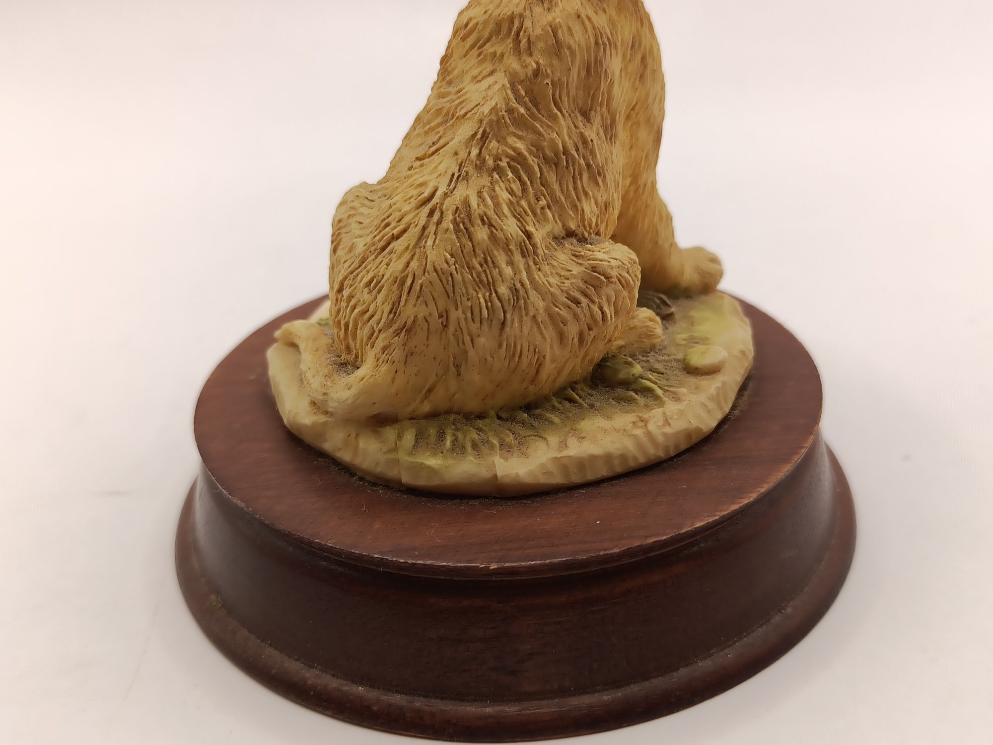 Figurka pies labrador na drewnianej podstawce LEONARDO