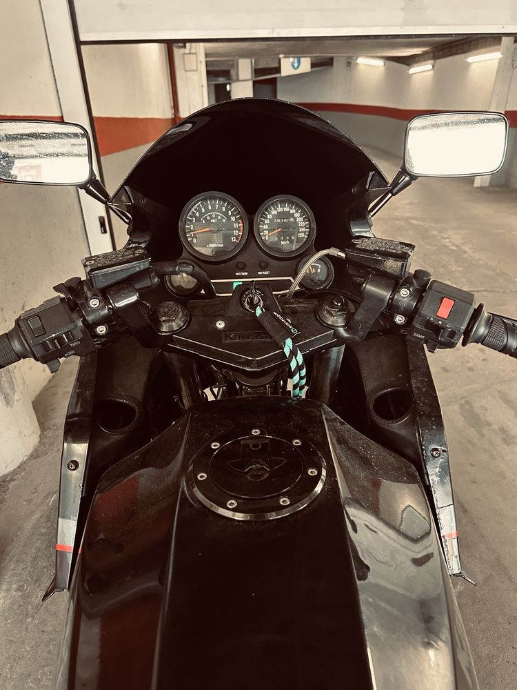 Kawasaki GPZ 900