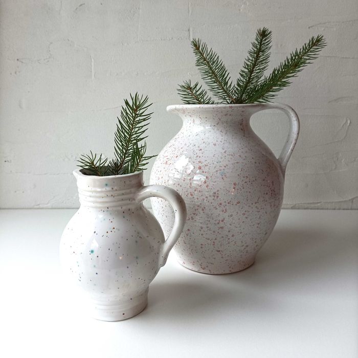 Biały ceramiczny duży, dzbanek lub wazon, szkliwiony.