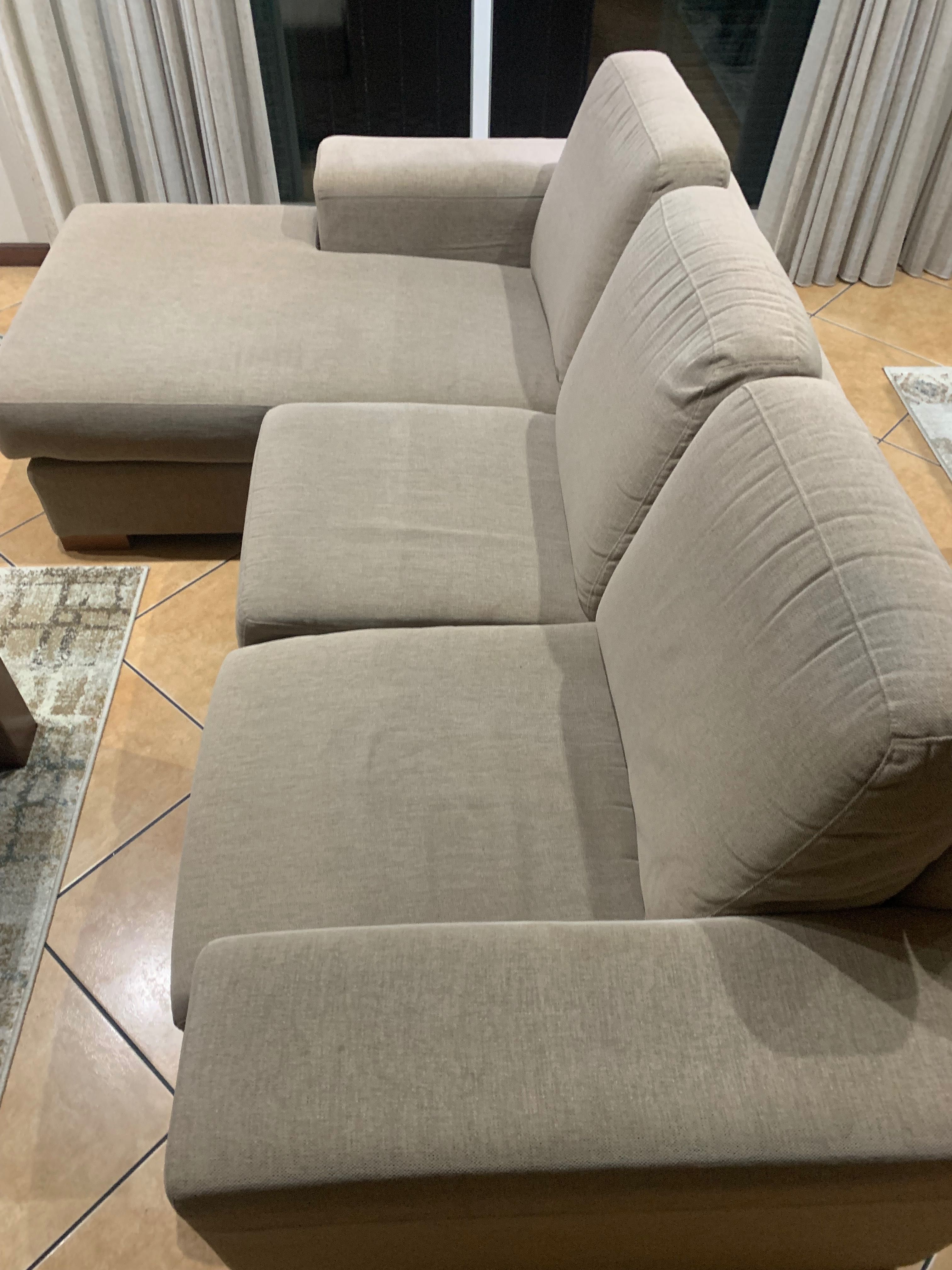 Sofá de três lugares com chaise longue como Novo.