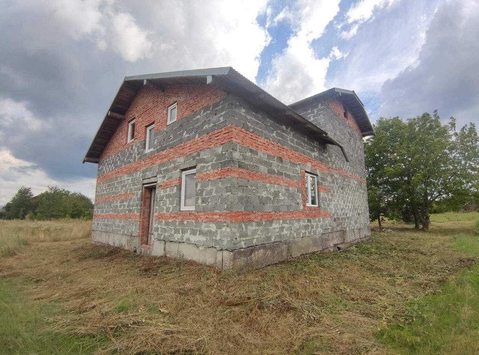 Продається незавершене будівництво  в с .Угільна 20сот.землі!