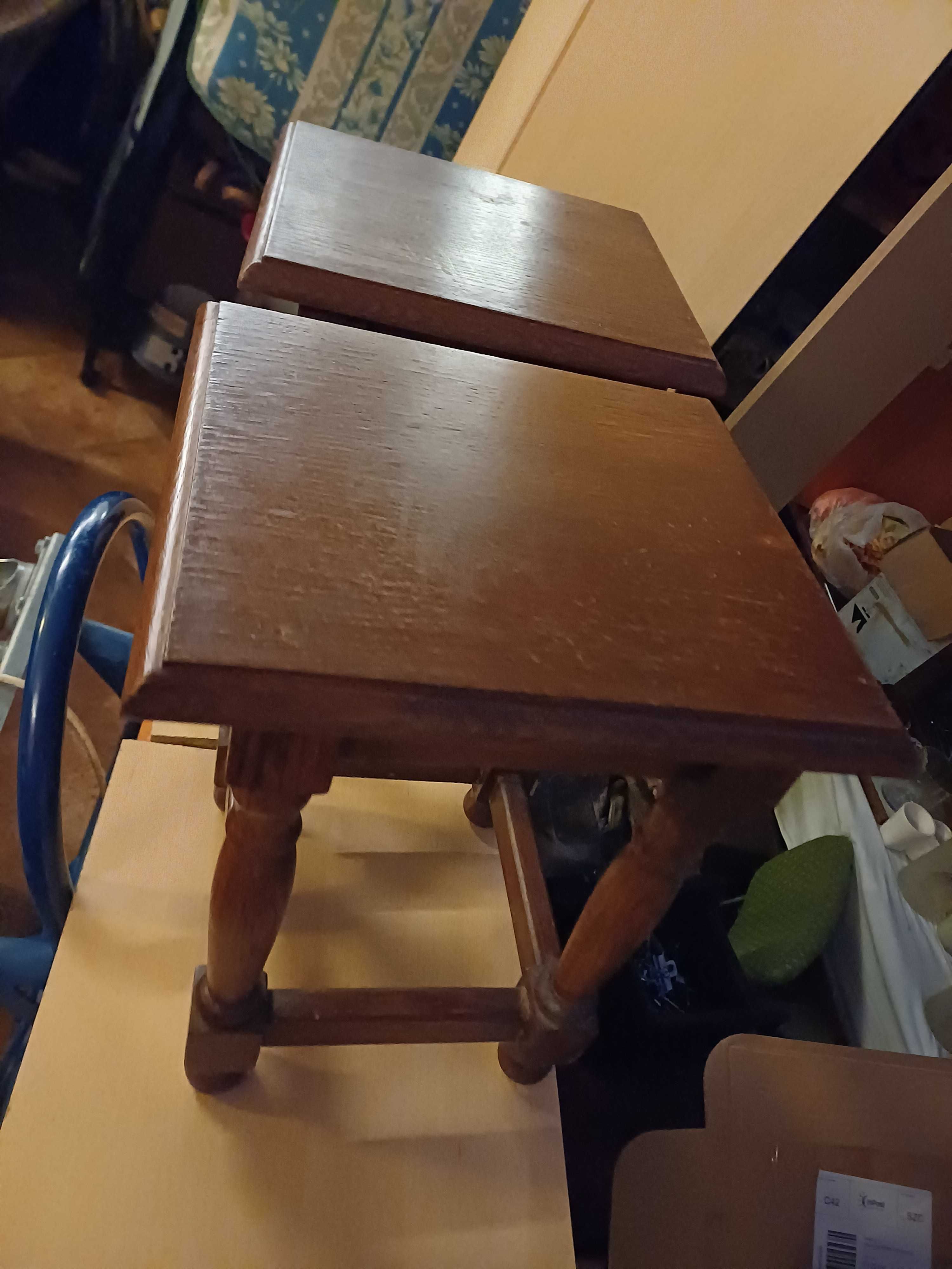 Komplet trzech  drewnianych taboretów.