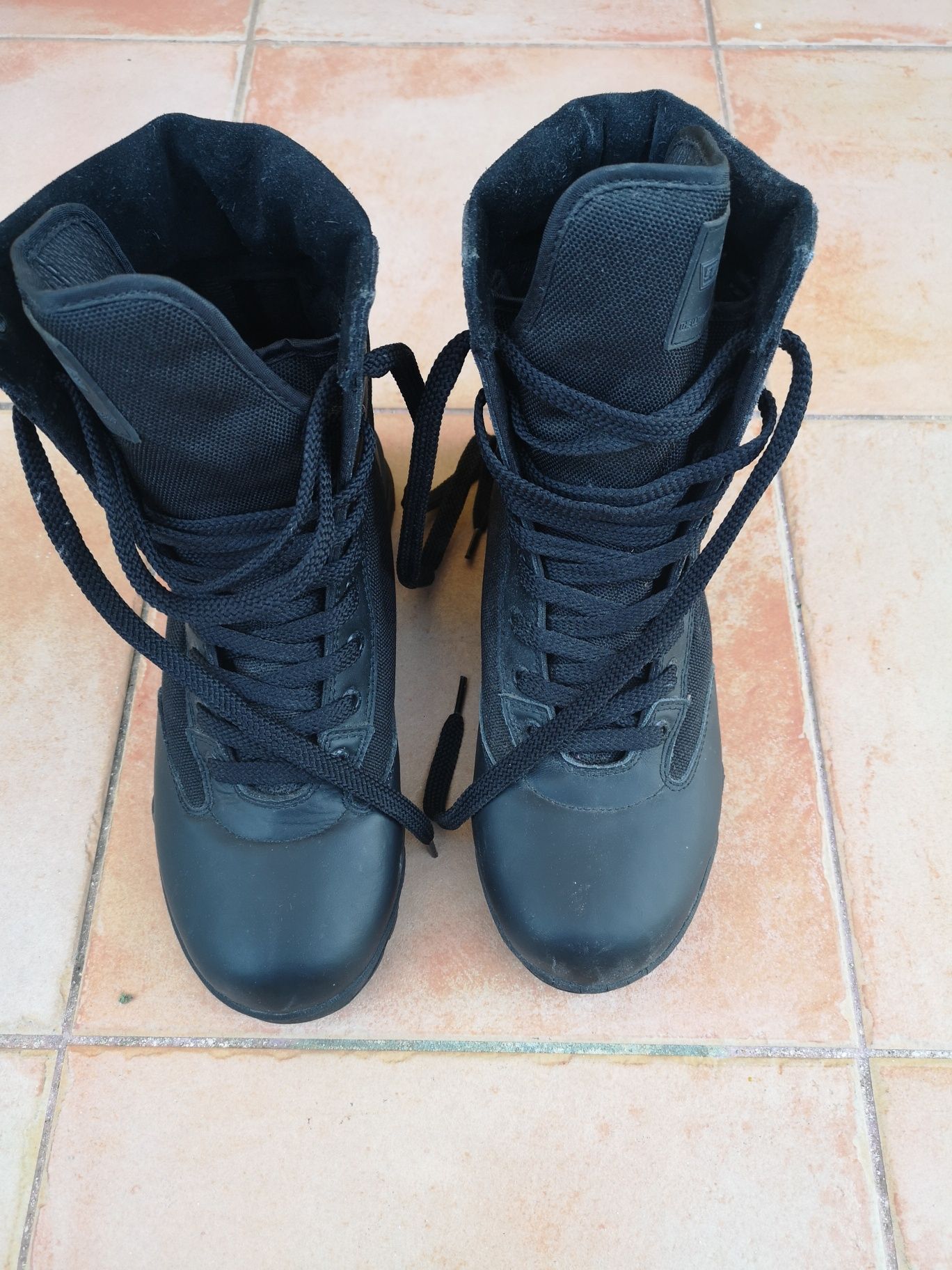 Botas tipo militar tamanho 42