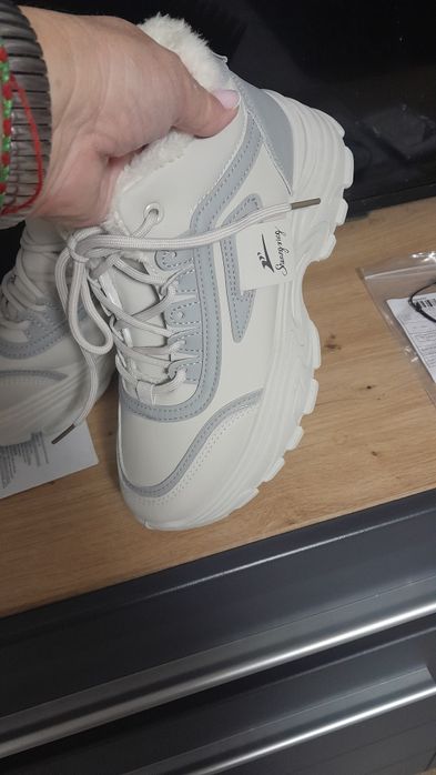 Кросівки зимові чоловічі і жіночі