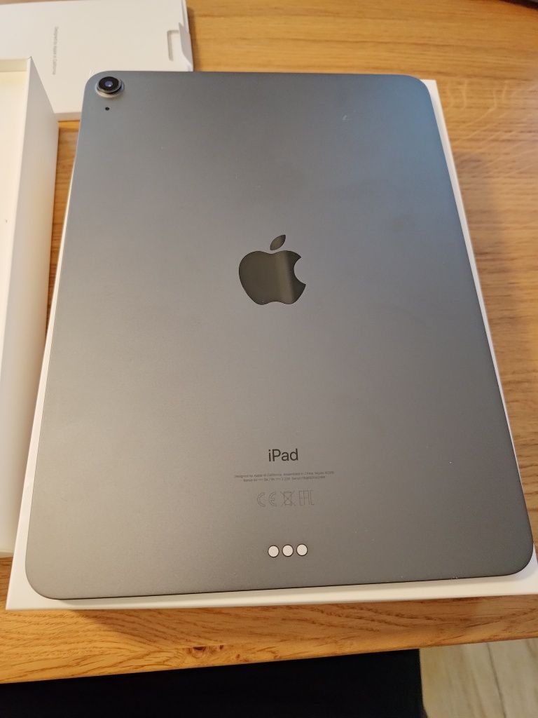 Tablet iPad Air 4 64 GB Etui Spigen ideał
