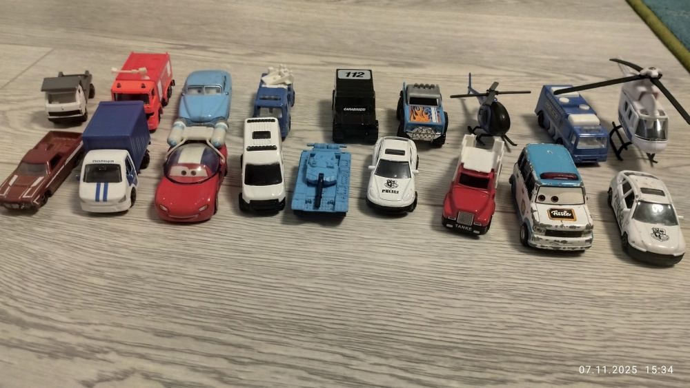 Машинки металлические, маленькие.