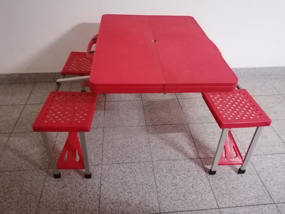 Mesa  com cadeiras dobrável e portátil