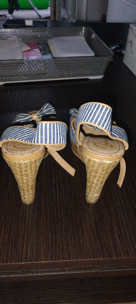 Buty na koturnie