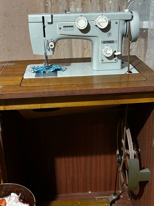 Продам швейну машину