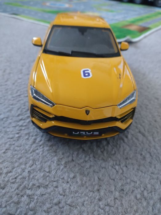 Model burago skala 1/20 Lamborghini Urus