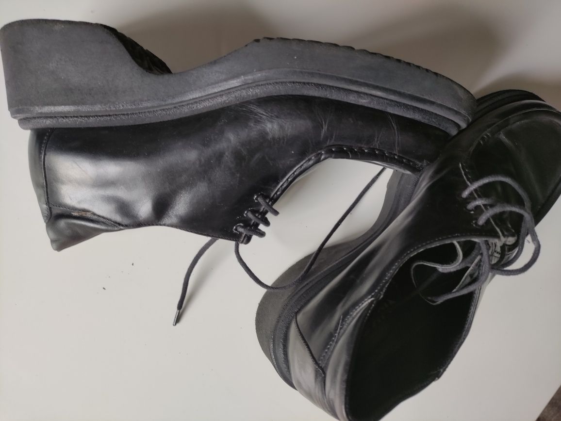 Buty czarne skórzane marki APIA