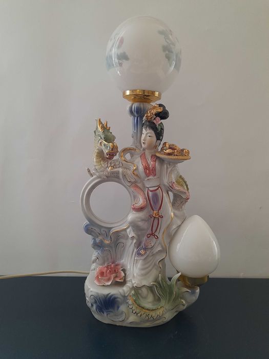 Piękna porcelanowa lampa z chińską gejszą