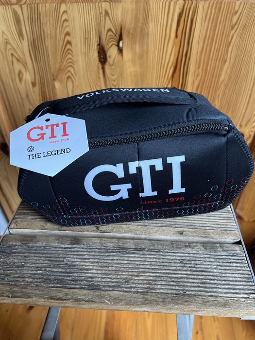 Sprzedam oryginalną nową (metka) kosmetyczkę GTI VW Collection.