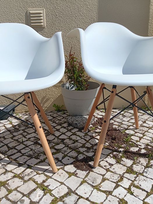 2 Cadeiras  Brancas com braços