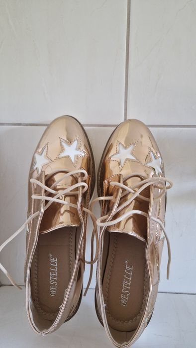 Piękne mokasyny rozmiar 40 złoto gwiazdy na węższa nogę