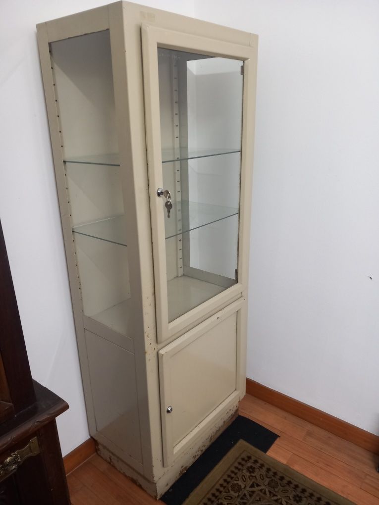 Vitrine farmácia ou médico antiga vintage em ferro