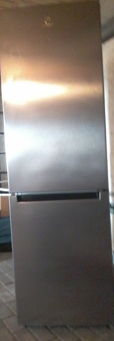 Duża lodówka indesit