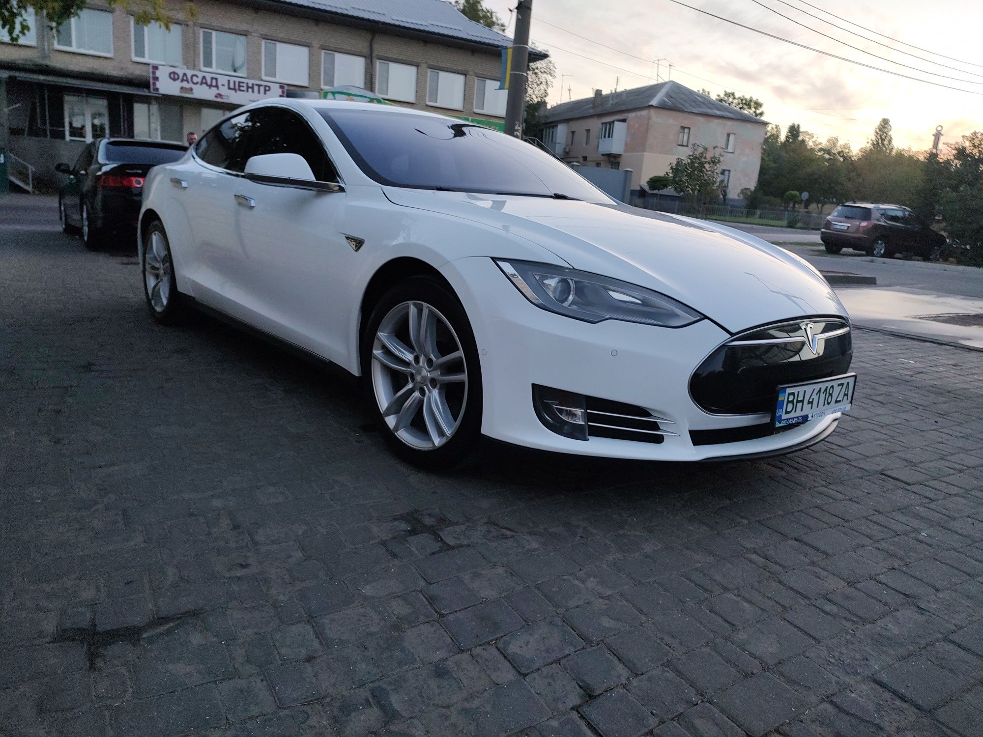 Продаю Тесла model S85