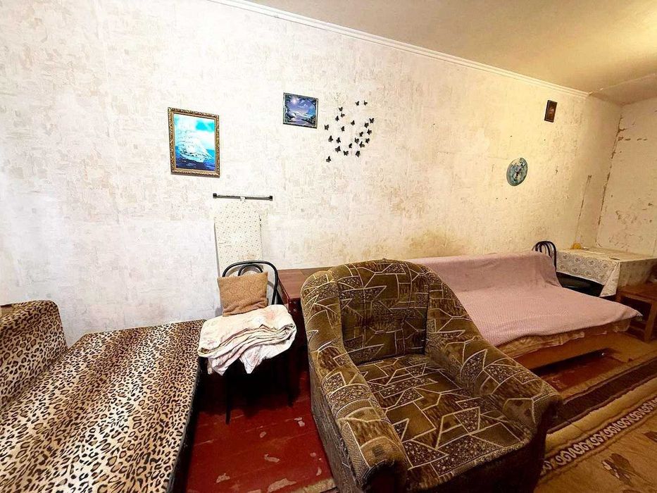 В оренду здається кімната в гуртожитку по вул. Нижньосироватська