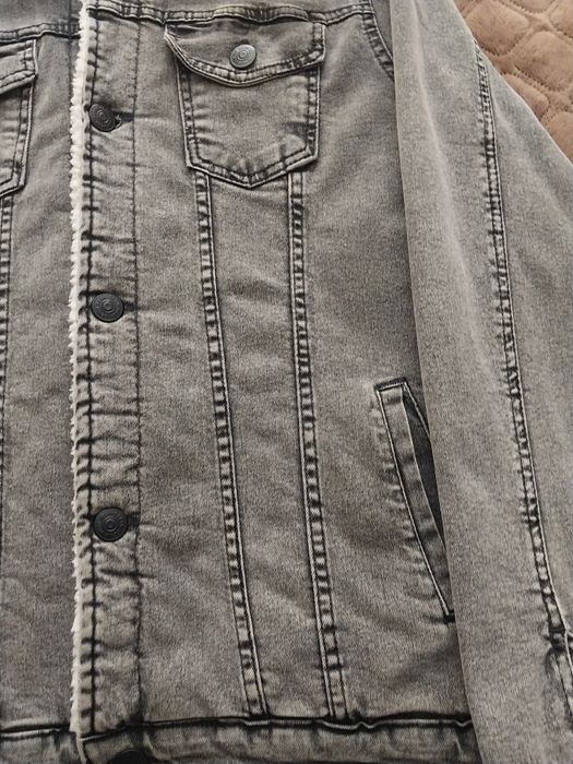 Продаю мужскую джинсовую курточку