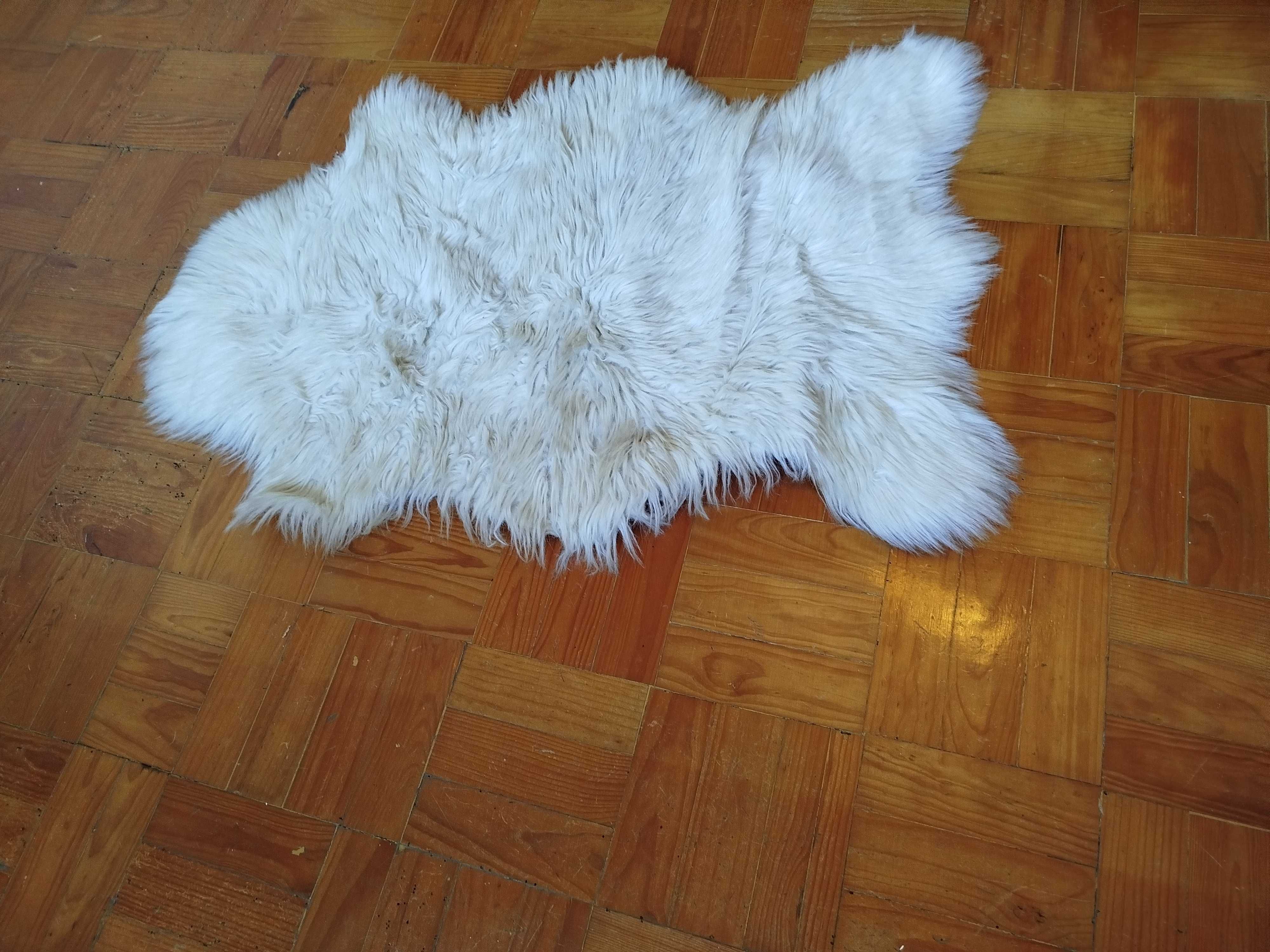 Tapete de quarto de solteiro em pelo branco